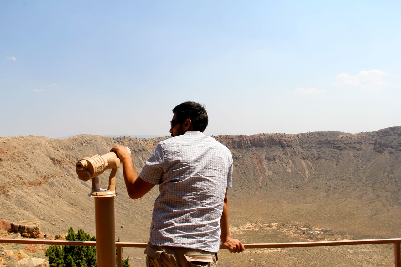 Hay tres miradores diferentes y los binoculares permiten ver diferentes puntos de interés que son imposible distinguir a simple vista, revelando la magnitud del tamaño del agujero.