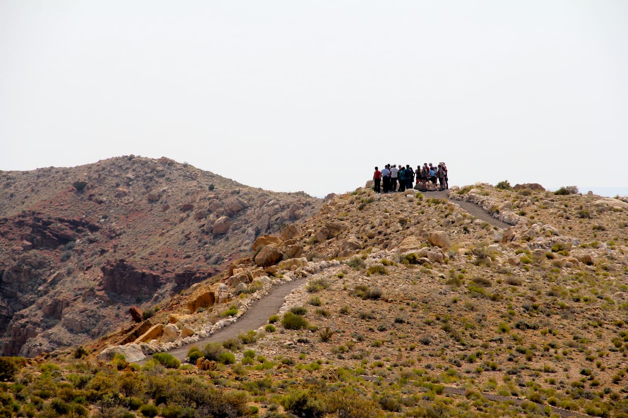 Se ofrecen tours guiados que recorren el borde del cráter.