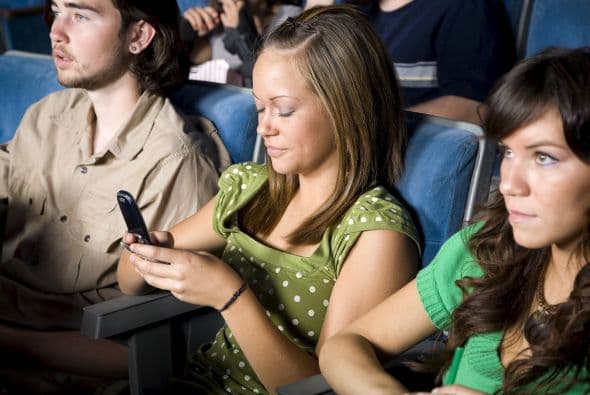 Dejar el móvil encendido. Laura Polosky, profesora de yoga de 31 años, dijo que lo peor que le puede suceder en el cine es estar en medio de una escena de absoluto suspenso, y que suene el móvil de alguien en la sala con un ‘ringtone’ de caballitos/grillitos/patitos...