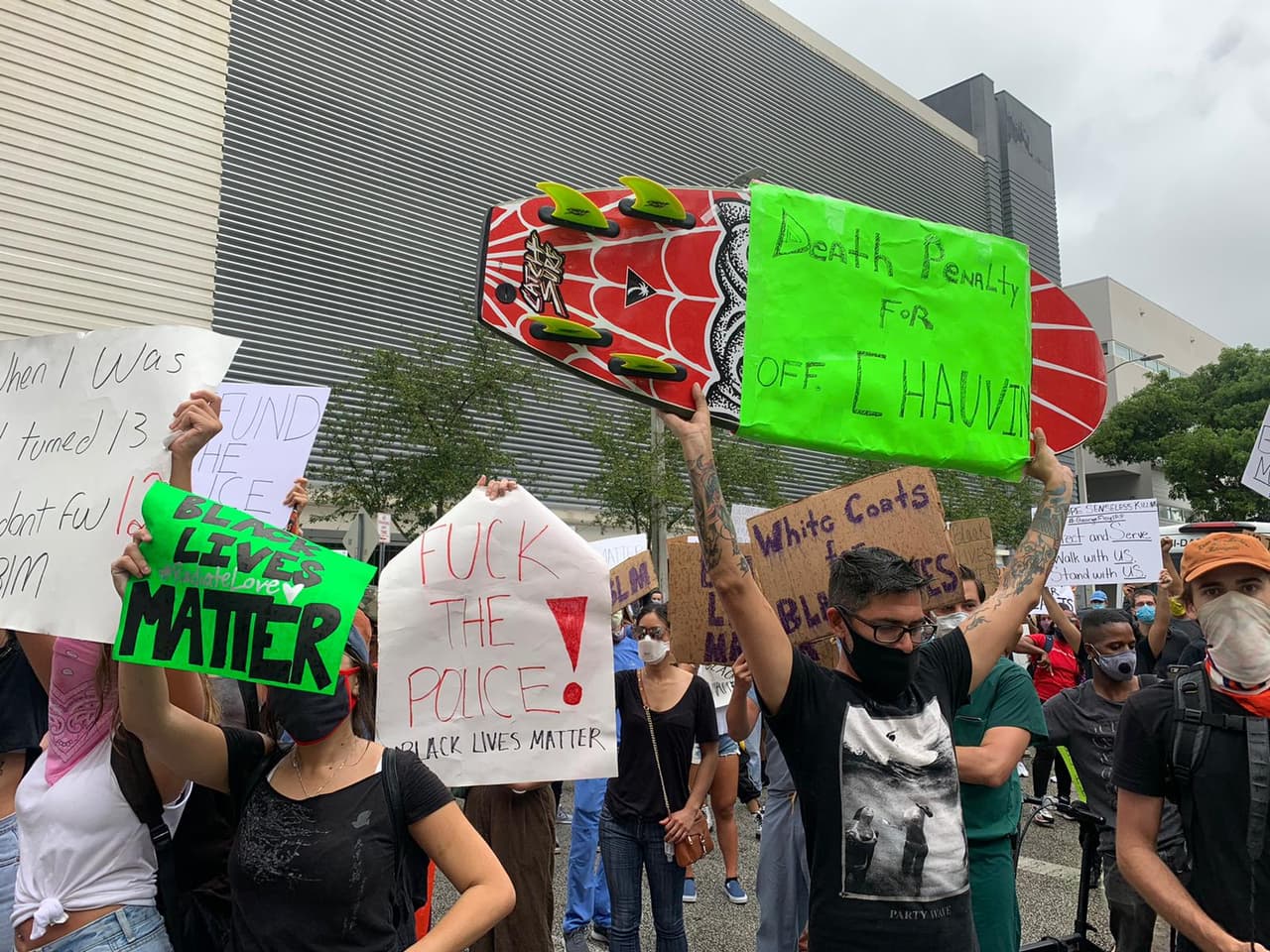 El alcalde de Miami-Dade, Carlos Gimenez, informó que se mantendrá el toque de queda de 9:00 pm a 6:00 am hasta nuevo aviso en todo el condado.