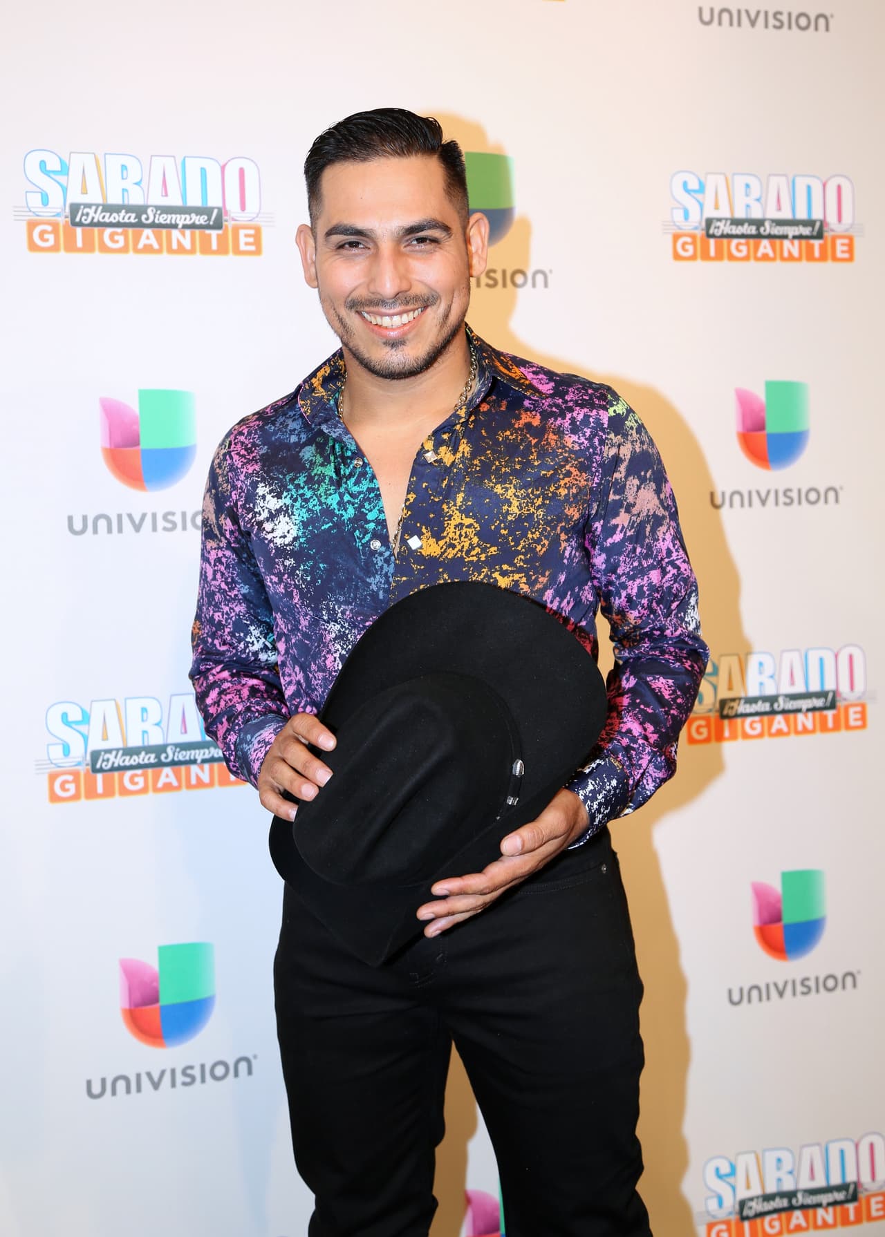 El diseñador tan solo en un día le tuvo su vestimenta lista para presentación, lo que sorprendió grátamente al compositor, apodándolo ‘Don Mágico’. Desde esa fecha es quien se encarga de confeccionar sus atuendos.