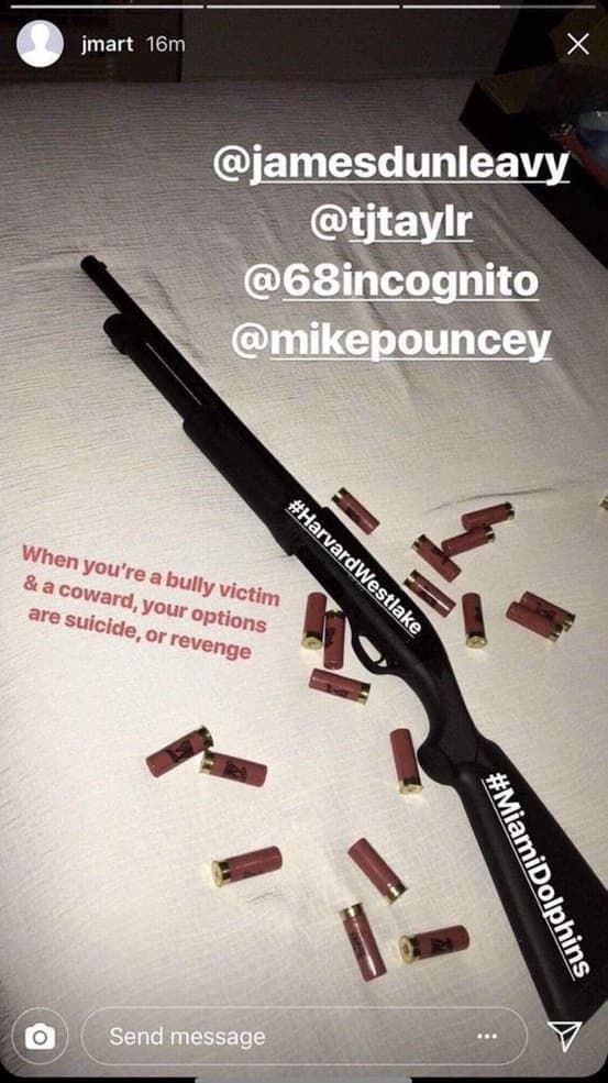 En la publicación realizada en su cuenta de Instagram podemos ver un rifle, municiones y el nombre de la escuela, así como los nombres de sus excompañeros Richie Incognito y Mike Pouncey.
