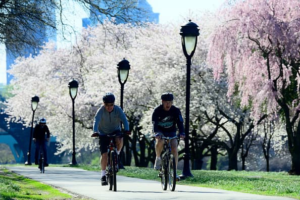 También hay quienes prefieren pasear en bicicleta.