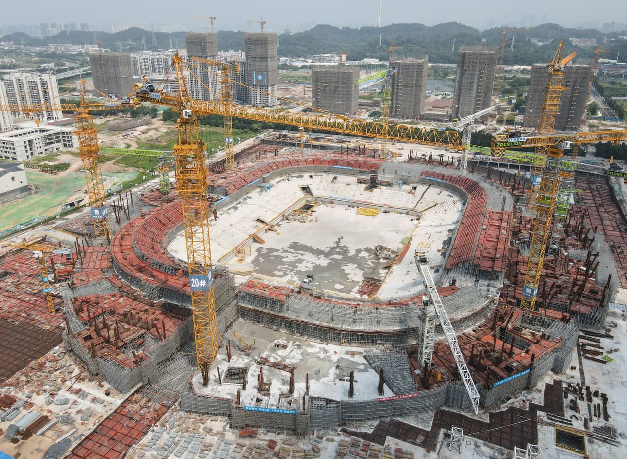 Una vista aérea del estadio de fútbol 'Guangzhou Evergrande', en la ciudad de Guangzhou, al noroeste de China. A pesar del tamaño de la crisis, el FMI advierte que las autoridades del país asíatico “tienen las herramientas para intervenir” si el colapso de Evergrande y sus implicaciones para el sector inmobiliario en el país asiático se agravan.
<br>