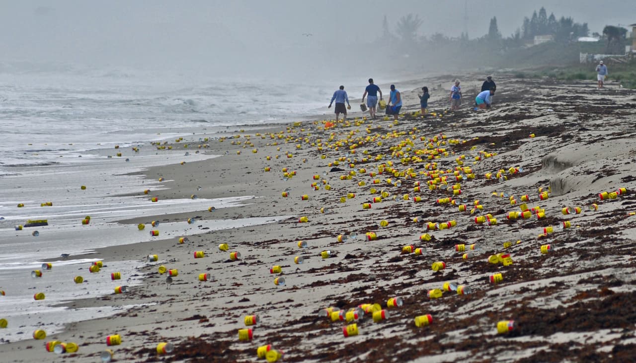 Café, detergente, sopas...lo que traen las olas en una playa de Florida