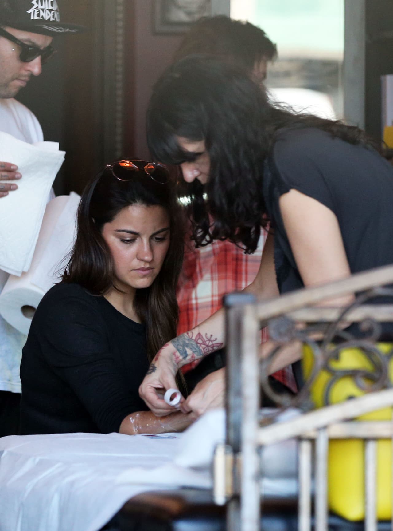 ¿Le dolería? Se ve muy seria en esa foto, aunque ya es al final de que se lo hicieran, pues ya se lo están cubriendo.