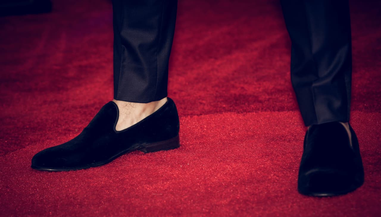 El toque de la noche, lo dio el pantalón corto que dejaba ver sus tobillos.