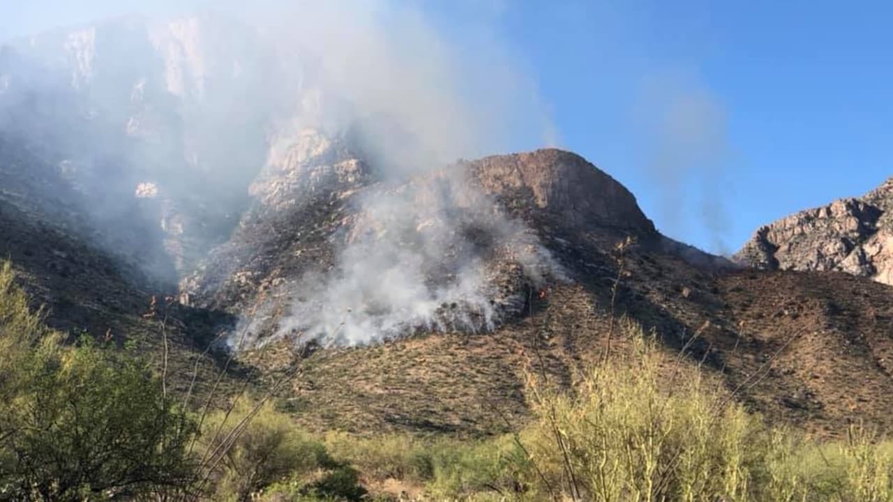 Bomberos batallan contra varios incendios en el sur y norte de Arizona