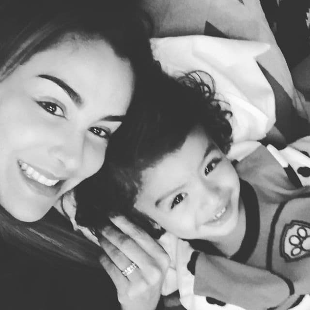 Posando junto a su pequeño hijo Emmanuel y sin nada de maquillaje en el rostro, Ninel se ve hermosa.