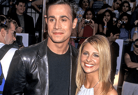 Sarah Michelle Gellar y Freddie Prinze Jr. se conocieron en el set de 'Sé lo que hiciste el verano pasado' y desde entonces están juntos. Llevan más de 12 años casados y tienen dos pequeños hijos.