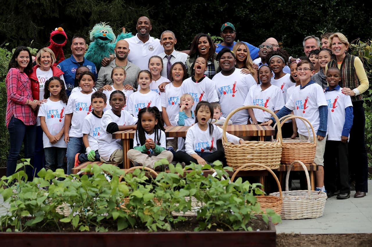 La primera dama Michelle Obama, en un intento por preservar para la posteridad el huerto que construyó hace siete años en la Casa Blanca para promover la alimentación sana en las escuelas del país, dedicó el proyecto de manera oficial y anunció un fondo de dos millones y medio de dólares proveniente de donaciones para mantenerlo.