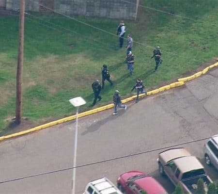 Los alumnos, en tanto, fueron evacuados. (Imagen tomada de Twitter).