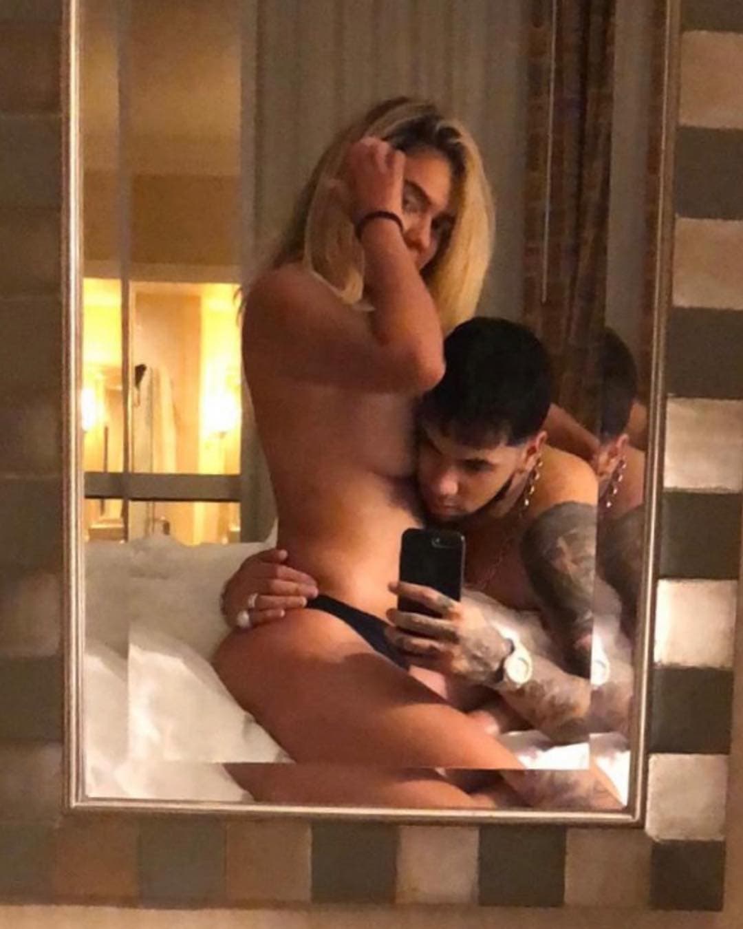 Erotismo puro, es como se puede definir esta imagen que se tomaron Karon G y su ex Anuel AA a finales de 2018. Esta foto causó gran revuelo entre sus seguidores y ahora tiene mucha relevancia porque el cantante ha repetido esas atrevidas fotos que se tomaban, pero con su nueva pareja.