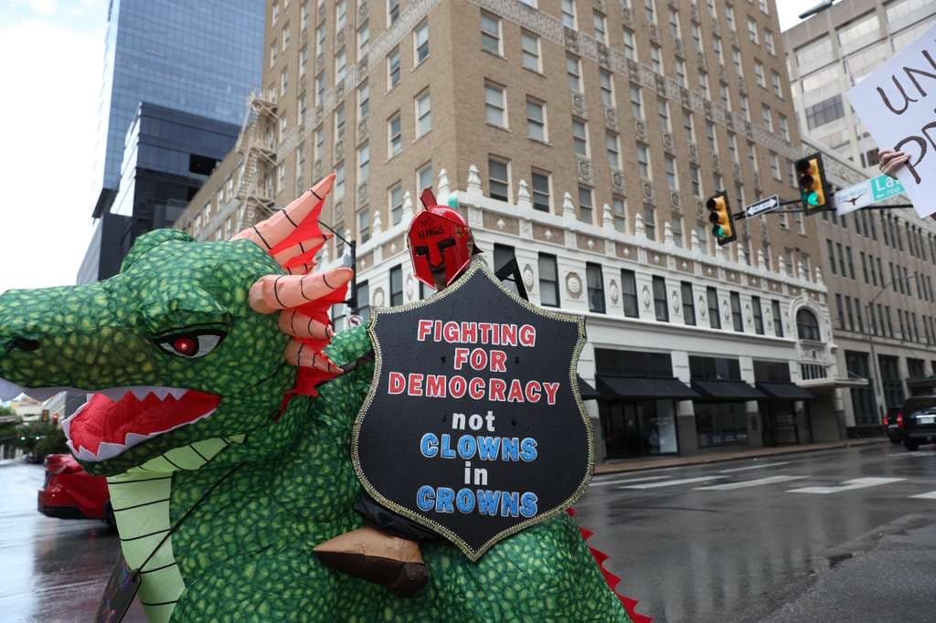 Las botargas inflables también se hicieron presentes en las protestas en las calles del centro de Dallas.