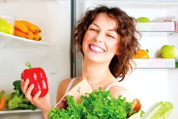 Además, no significa que debas comer todo lo que se te ponga enfrente, sino moderar tu apetito. Quizá desayunar sano y por la tarde comer una hamburguesa o un platillo que no te permitirías en la semana.