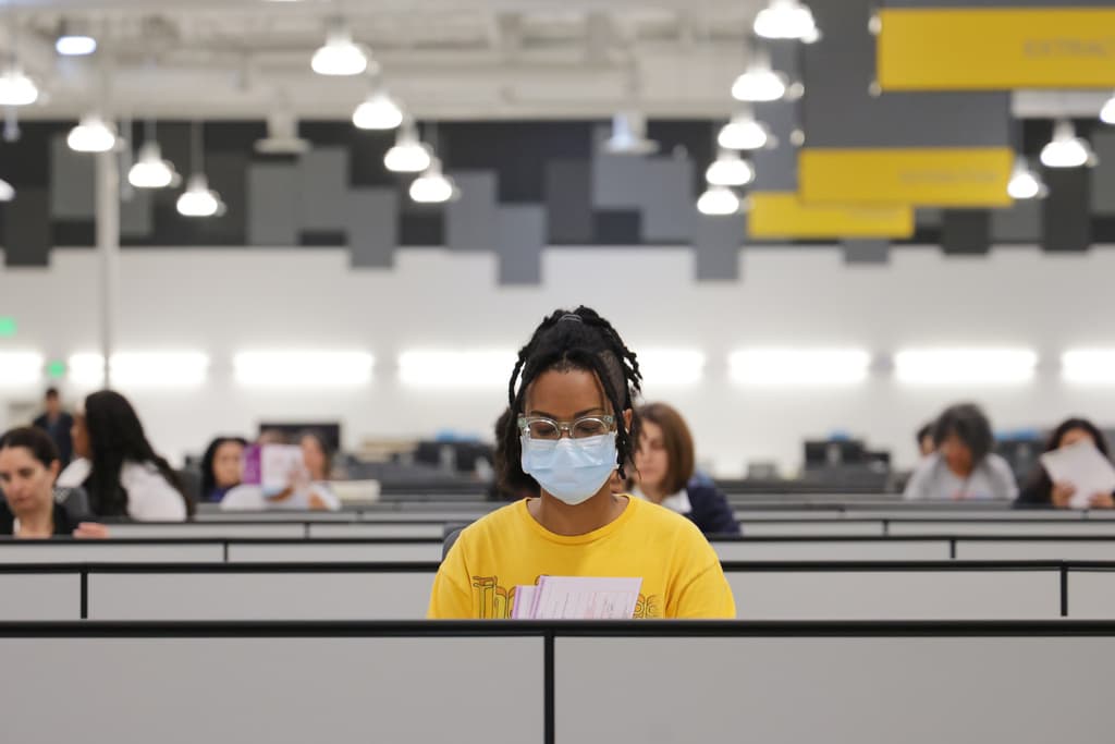 Los votantes que estén en fila a las 8:00 pm pueden emitir todavía su voto. Las boletas por correo deben estar selladas antes del cierre de las urnas.