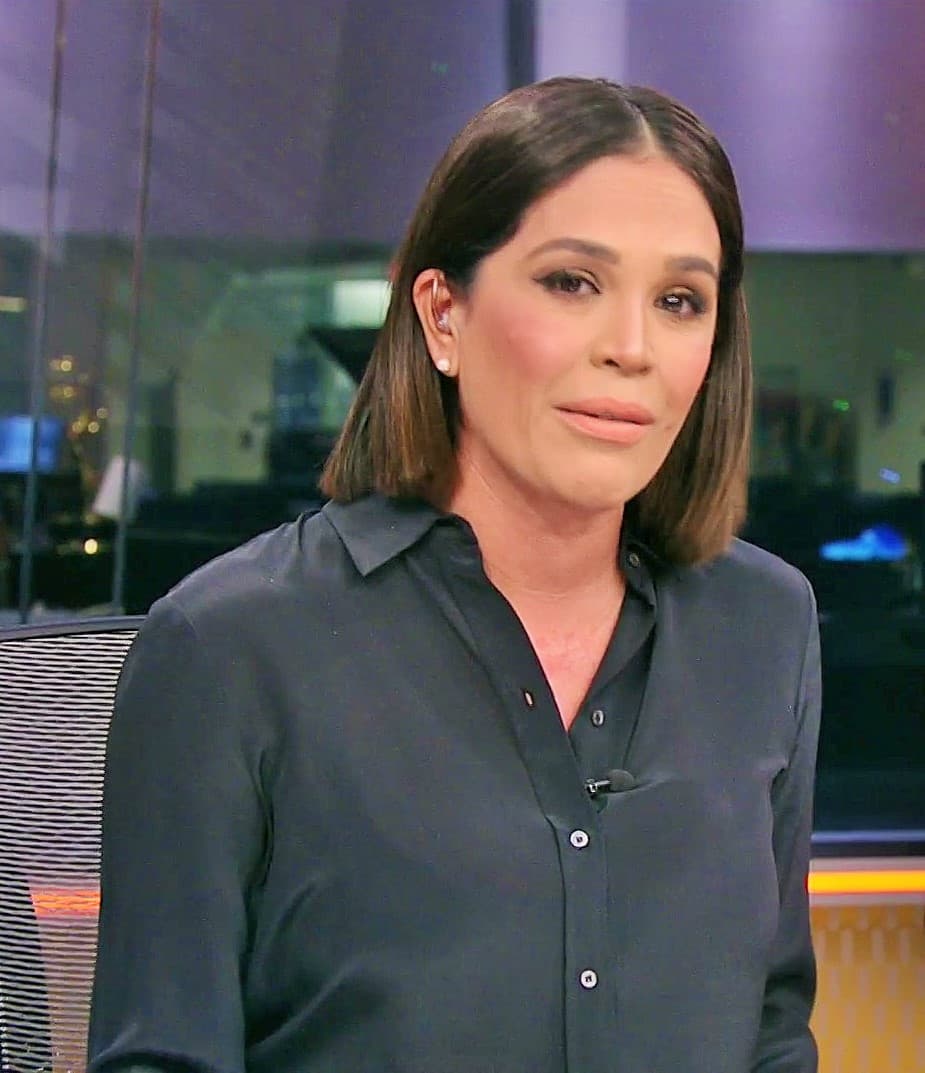 Con los ojos llenos de lágrimas dijo en vivo que "le duele en el alma" el tiroteo ocurrido en la ciudad de Estados Unidos a la que le guarda especial cariño por el hecho de que ahí vivió parte de su juventud. "Mi corazón está ahí, ahí estudié y me duele en el alma el ver que una ciudad tan tranquila hoy esté de luto. No pasaba nada, yo caminaba por este centro comercial igual como muchos de ustedes", señaló Karla.