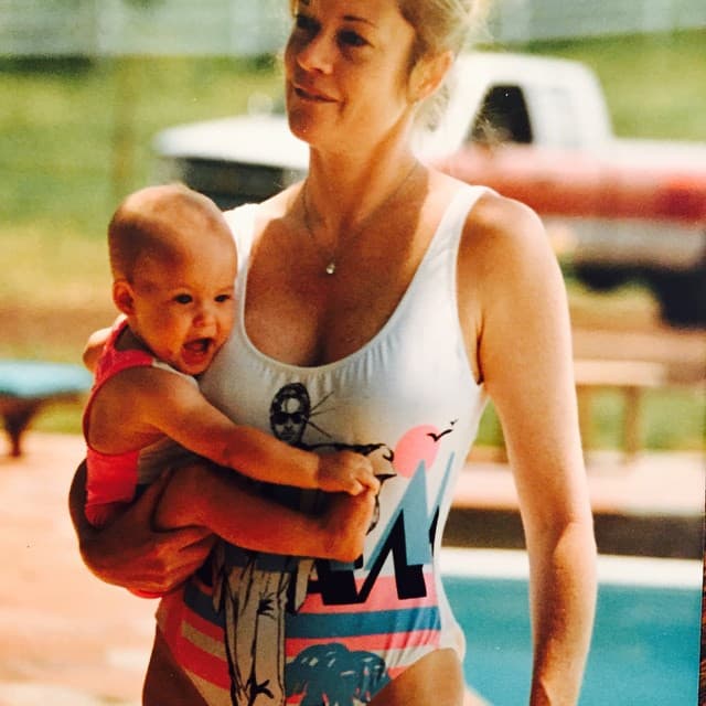 Otra más con Dakota en bikinazo.