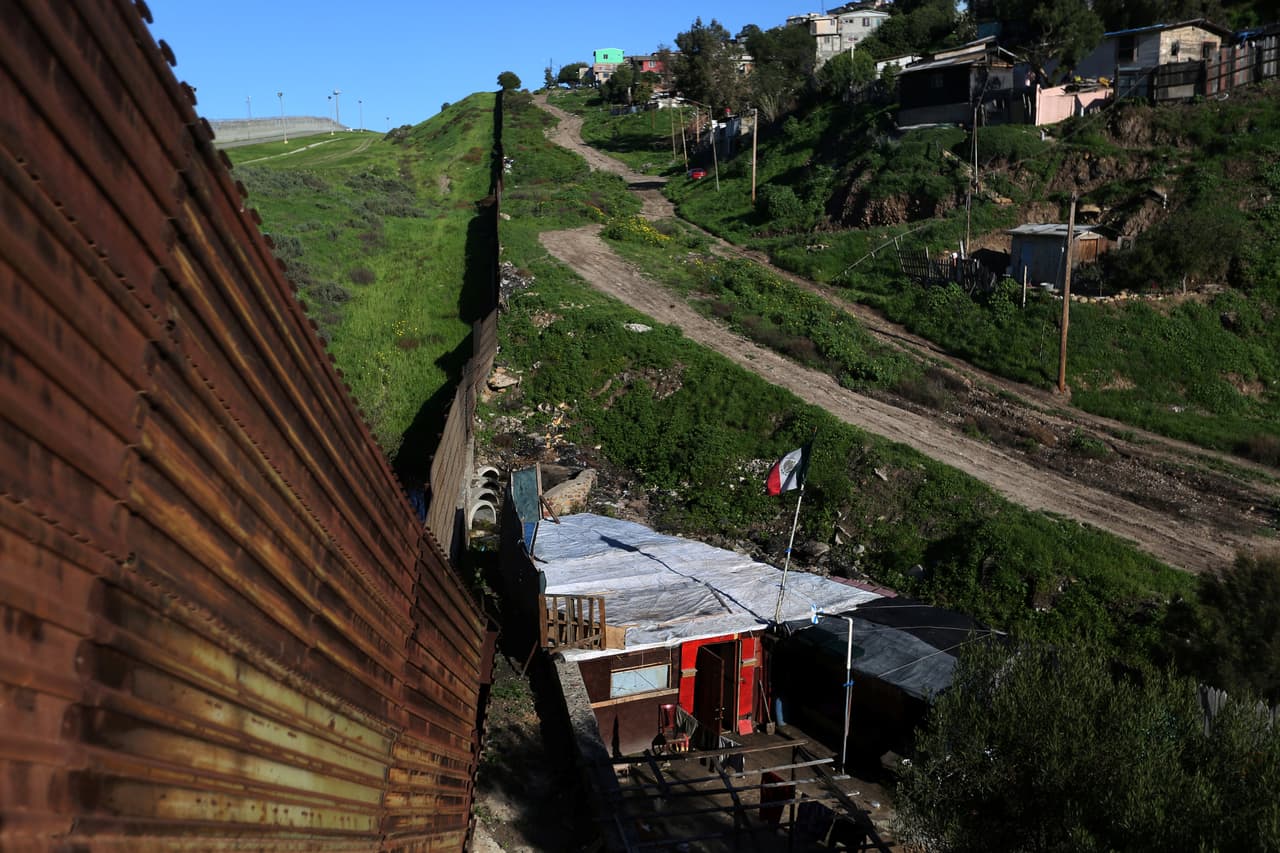 <b>Vivir pegado del muro (literalmente).</b> En Nido de Águilas, una localidad en la ciudad mexicana de Tijuana, una casa fue construida 
<b><a href="https://www.univision.com/noticias/muro-fronterizo/las-casas-de-la-frontera-como-es-la-vida-al-costado-del-muro-entre-eeuu-y-mexico-fotos-fotos">con paneles, madera y una bandera de México</a></b>, recostada del metal oxidado que divide a los dos países. El presidente Donald Trump prometió construir un "bello muro" en aquellas zonas entre EEUU y México que aún no lo tienen. Con ello enfocó los ojos de ambos países en la frontera: 1,900 millas que representan un sueño para las miles de personas que intentan cruzarla.