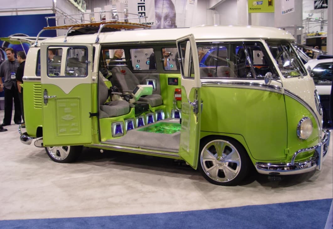 Lo interesante de sus capítulos era ver cómo transformaban los autos prácticamente inservibles en auténticas obras de arte que tenían de todo en su interior, desde un sonido de primera calidad, hasta en algunos casos videojuegos incluidos.