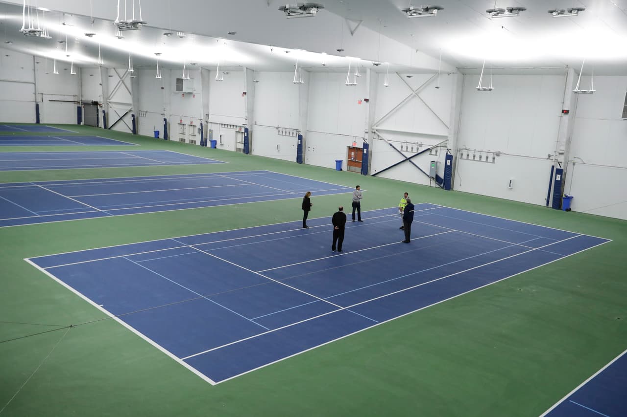 El alcalde Bill de Blasio se reune con autoriades de salud en las canchas de práctica del Centro de Tenis Billie Jean King, donde se establecerá un hospital temporal para 350 pacientes contagiados por coronavirus.