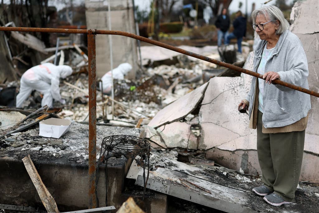 De la casa en la que Emma Alvarado vivió durante 52 años junto a familia, 
<b><a href="https://www.univision.com/local/los-angeles-kmex/bombero-recupera-la-herencia-de-bisabuela-entre-cenizas-de-casa-en-altadena-california-fotos" target="_blank">poco se pudo rescatar</a></b>. Hubo más de 4,000 experiencias similares en Altadena.