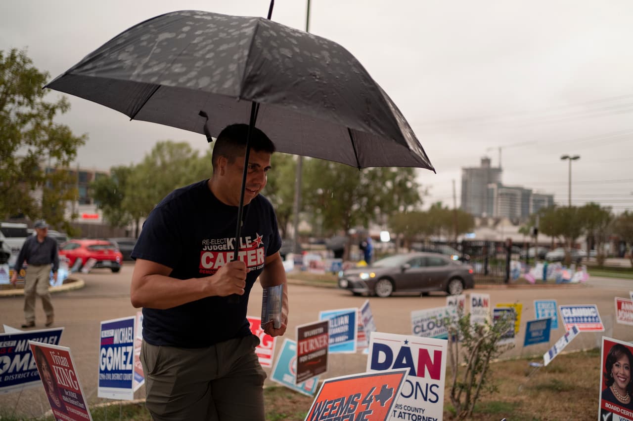 Las personas que dicidieron ir a votar desde las 7am tuvieron que hacerlo con paraguas por el paso de
<b>un frente frío por el condado de Harris, acompañado de tormentas.</b>