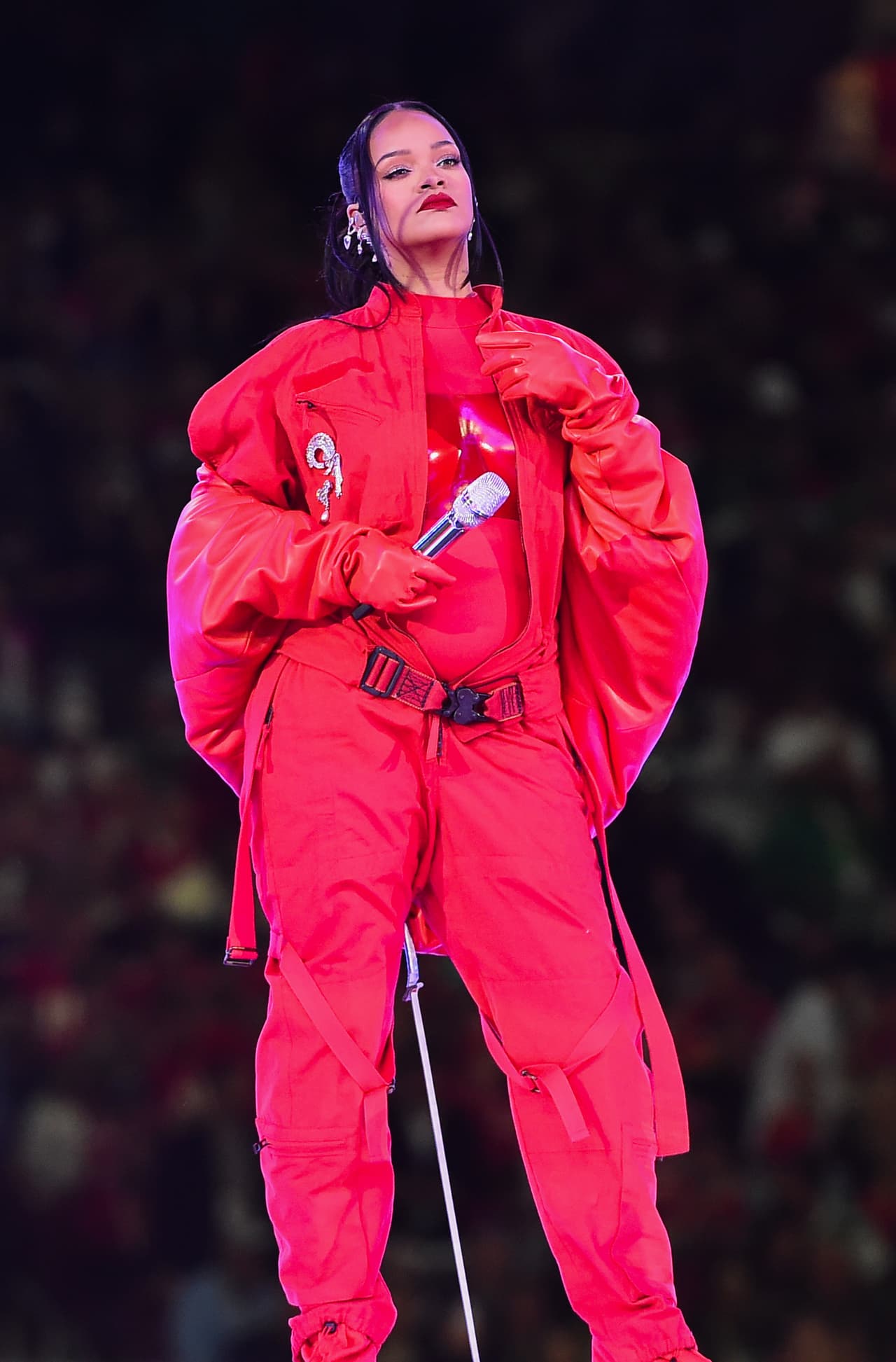 Además del anuncio del embarazo, la actuación en el Super Bowl que enfrentó a las Águilas de Filadelfia con los Jefes de Kansas City supuso el regreso a un escenario de esta estrella del pop tras siete años dedicada a su empresa de maquillaje.
<br>