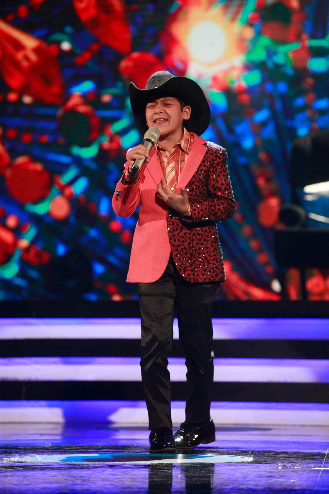 El pequeño cantante hizo un gran esfuerzo en alcanzar los tonos.