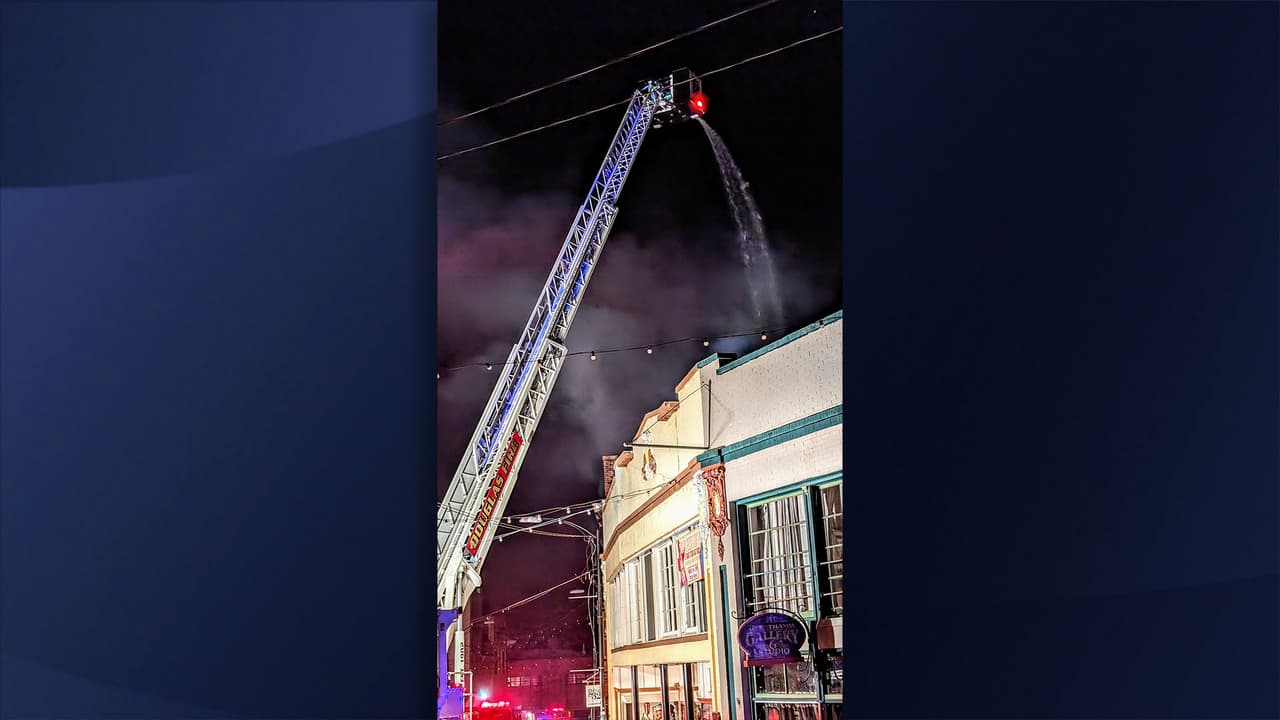 Por el momento no se ha hecho una evaluación completa de los daños, pues equipos de emergencias continúan trabajando en el lugar. Cualquier duda se pide llamas a Obras Públicas al 432-6001. Se desconocen las causas de incendio.