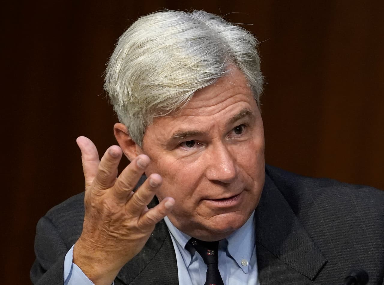 El senador Sheldon Whitehouse interroga a Amy Coney Barrett durante la audicencia de la comisión judicial del Senado, el 14 de octubre de 2020 en el Congreso.