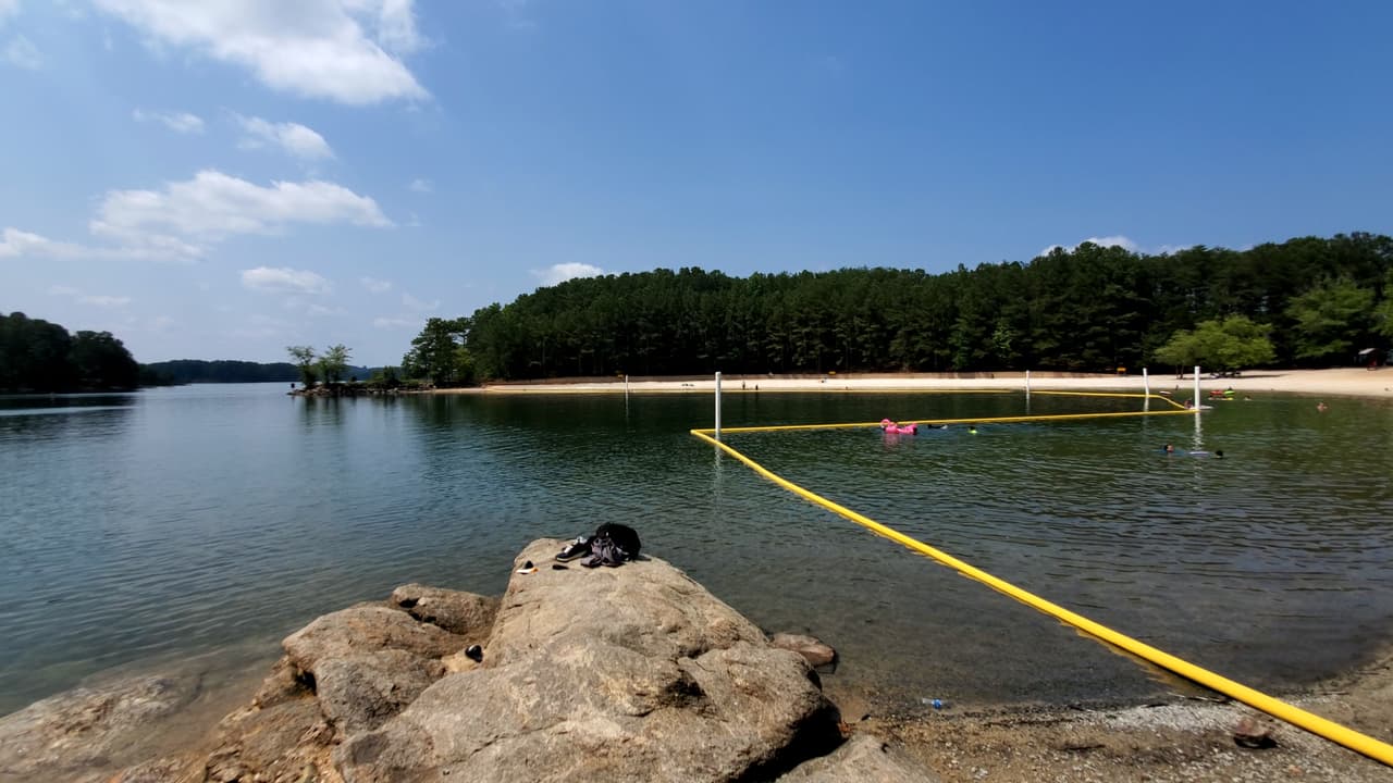 Las características del área también impiden que botes a motor perturben las aguas de la playa.