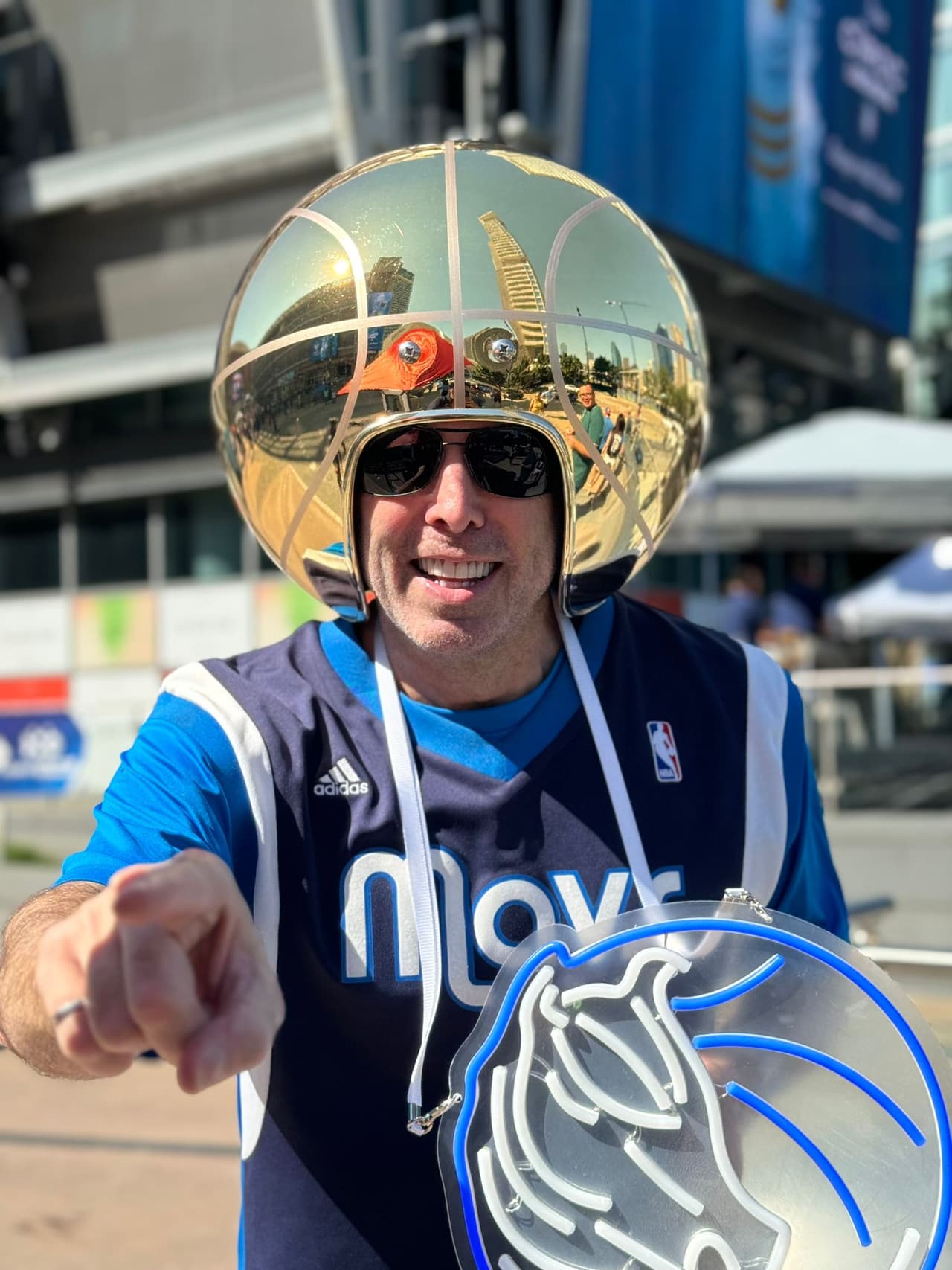 Uno de los más fans. Este sujeto sigue a los equipos deportivos de Dallas, se le ha visto usando un gorro de pelota de béisbol en la 
<a href="https://www.univision.com/local/dallas-kuvn/texas-rangers-desfile-campeones-serie-mundial-beisbol" target="_blank">final de las Grandes Ligas de los Texas Rangers</a> y ahora lo vemos de dorado para apoyar a los Dallas Mavericks.