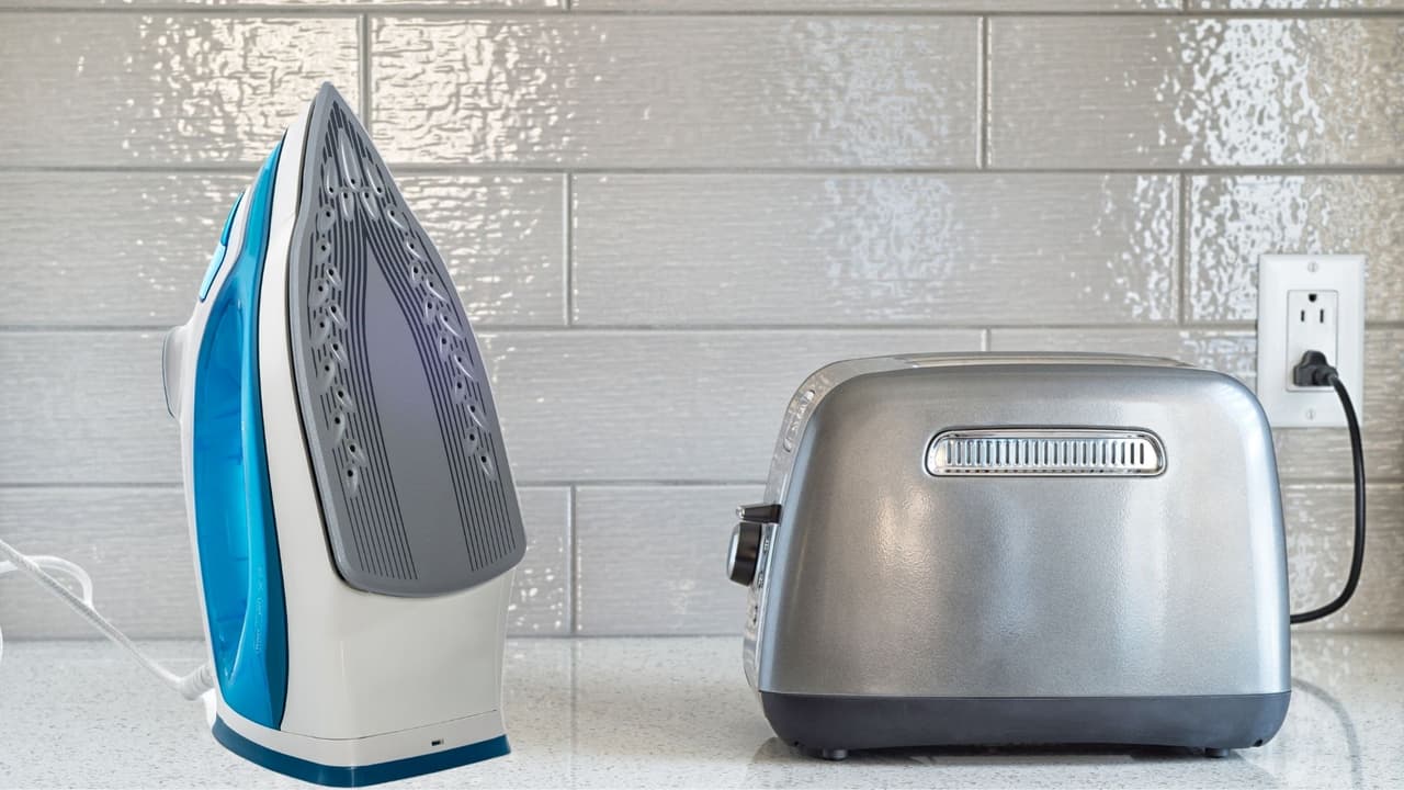 <b>Apaga los electrodomésticos: </b>si experimentas un apagón, desenchufa o apaga todos los electrodomésticos para evitar sobrecargar los circuitos y evitar riesgos de incendio cuando se restablezca la energía. Simplemente deja una lámpara encendida para que sepas cuando vuelve la energía. Vuelve a encender tus electrodomésticos uno a la vez cuando las condiciones vuelvan a la normalidad.