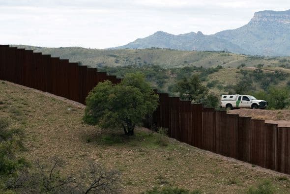 Y aunado a los peligros naturales de cruzar la frontera, el riesgo de ser sorprendido por la patrulla fronteriza, entre otras cosas, ha disminuido el número de arriesgados.