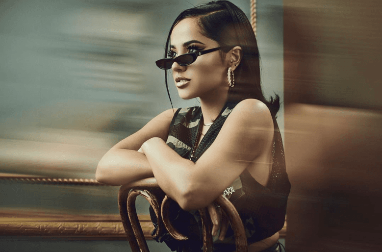 <b>Becky G </b>empezó su fama por subir videos a internet de ella cantando canciones populares. Esto llamó la atención de productores de Hollywood, quienes vieron un potencial ilimitado. Desde ahí tuvo una ascendencia rápida. Hoy en día es una de las cantantes latinas más reconocidas.
<br>
<br> Sus canciones más populares son: “Mala Santa”, “Sin Pijama” y “Perdiendo la Cabeza”.
<br>
<br>
<b>Se presenta el jueves 5 de marzo. </b>
<br>