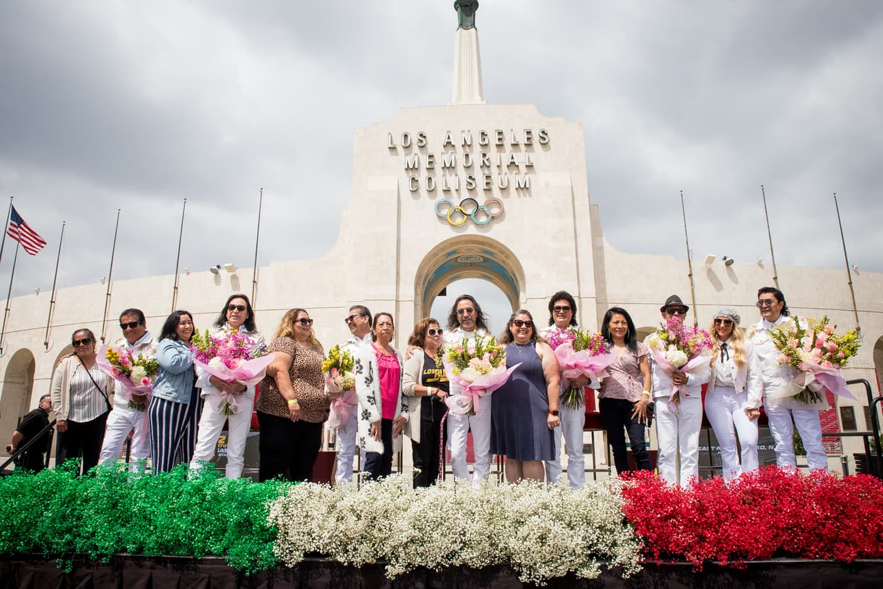 Invitaron a varias madres que llegaron de diferentes partes del país para recibir un homenaje, con flores e invitación VIP para el concierto, por parte de los integrantes de la agrupación