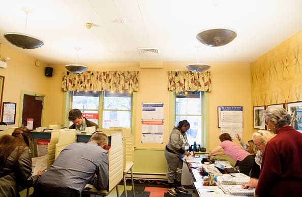 En lo que toca a hispanos, del total de los votos registrados, 52,000 habrían sido en distritos con mayoría de población latina.