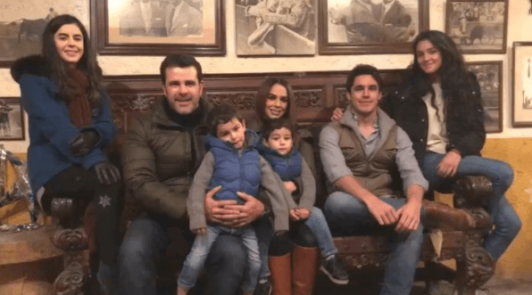 Cabe mencionar que Eduardo Jr. es el hijo mayor de cinco que integran la familia Capetillo Gaytán. Después de él nacieron Ana Paula, Alejandra, así como los gemelos Manuel y Daniel.