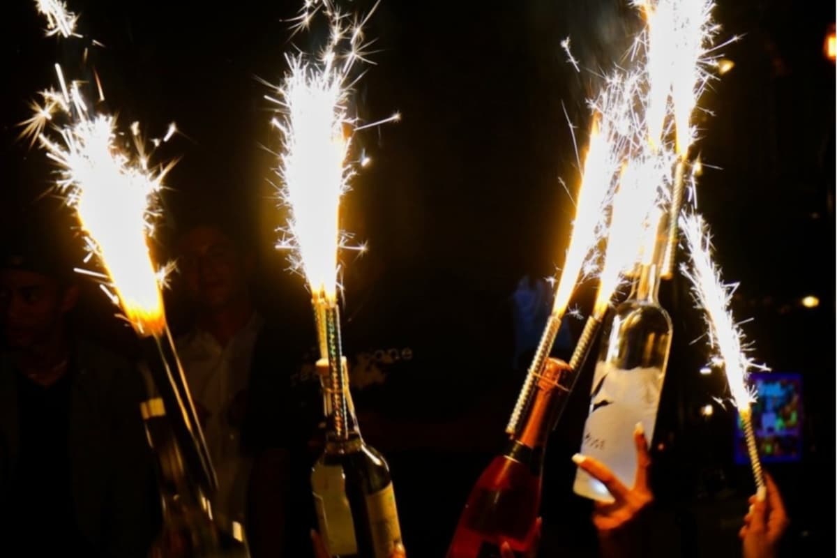 <b>Kindling/Torre Willis</b>
<br>📍202 South Franklin Street Chicago, IL 60606.
<br>📆31 de diciembre de 2023.
<br>✅Fiesta para recibir al año nuevo 2024 con música y cena.
<br>📲Se debe hacer reservación al número 312-579-3637.