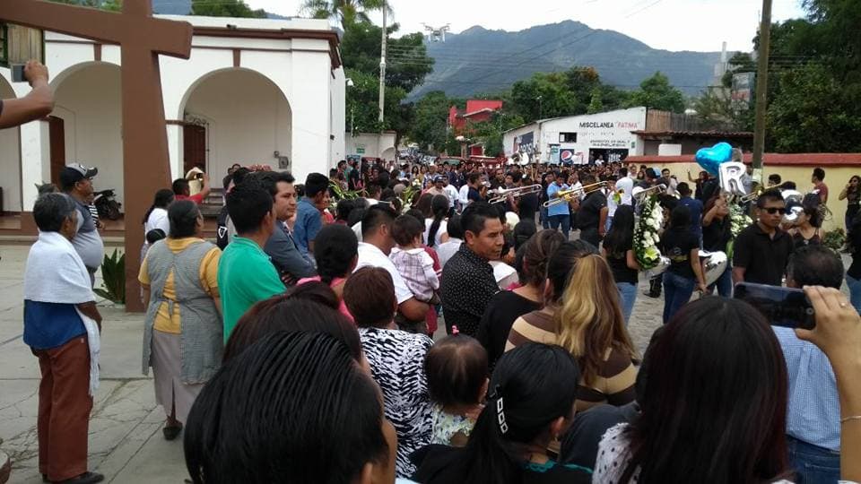 Largas filas se formaron para despedir al querido Virgilio, la música de banda lo acompañó en todo el recorrido.