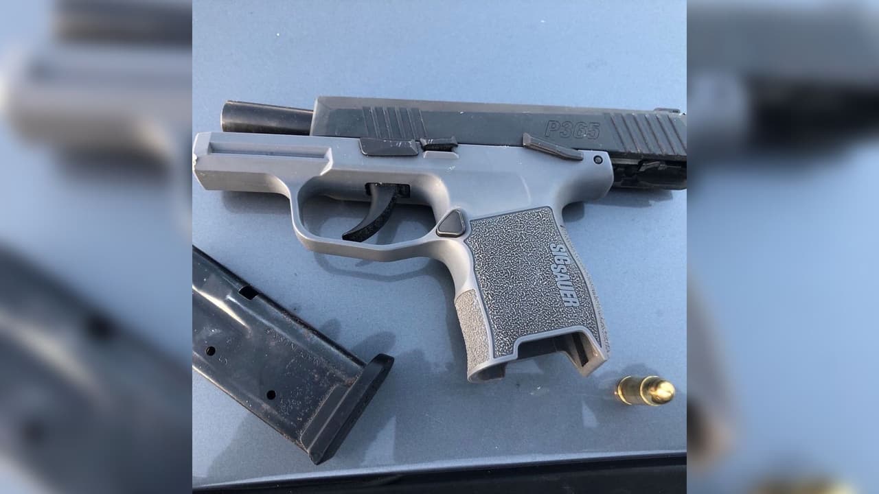 Durante la investigación, se recuperaron varios artículos, entre los que había iPhones, iPads, computadoras y un arma de fuego cargada.
<br>