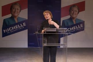 Michelle Bachelet gana las elecciones y se convierte en la primera Presidenta de Chile, el 11 de marzo toma posesión de su cargo.