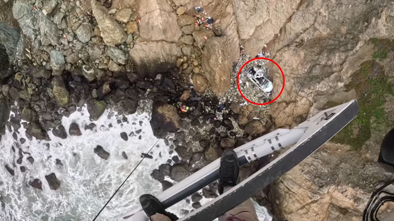 El motivo por el que el Tesla se salió de la carretera no fue especificado por las autoridades.
<br>