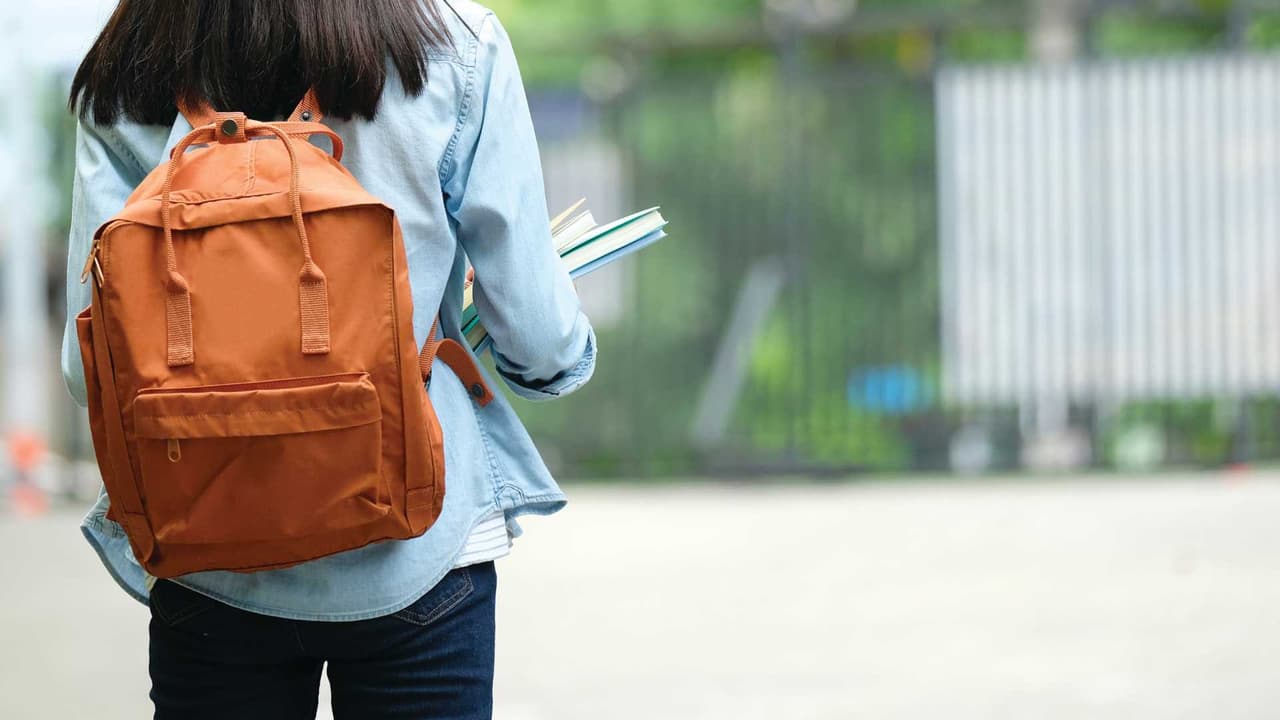 Distrito escolar de Oakland paga a estudiantes $50 por semana para asistir a la escuela