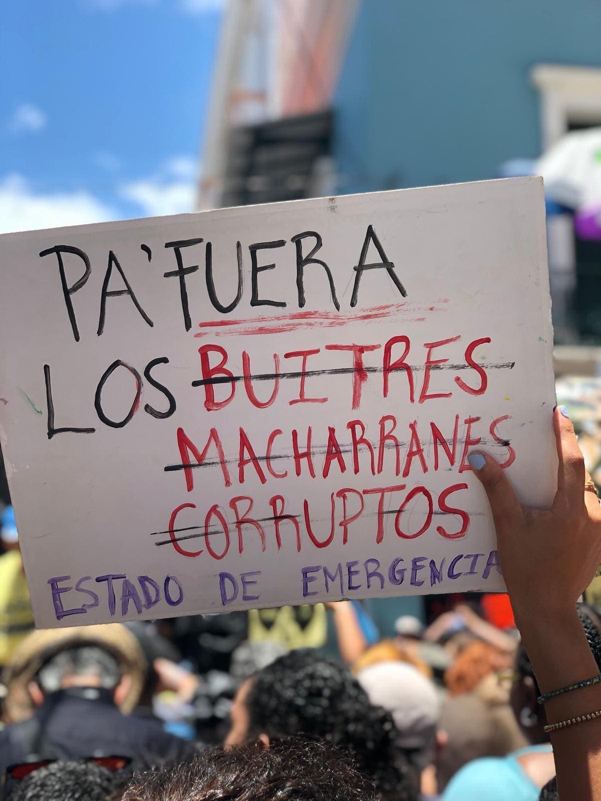 "Pa' fuera los buitres, macharranes, corruptos", decía una de las pancartas de un manifestante.