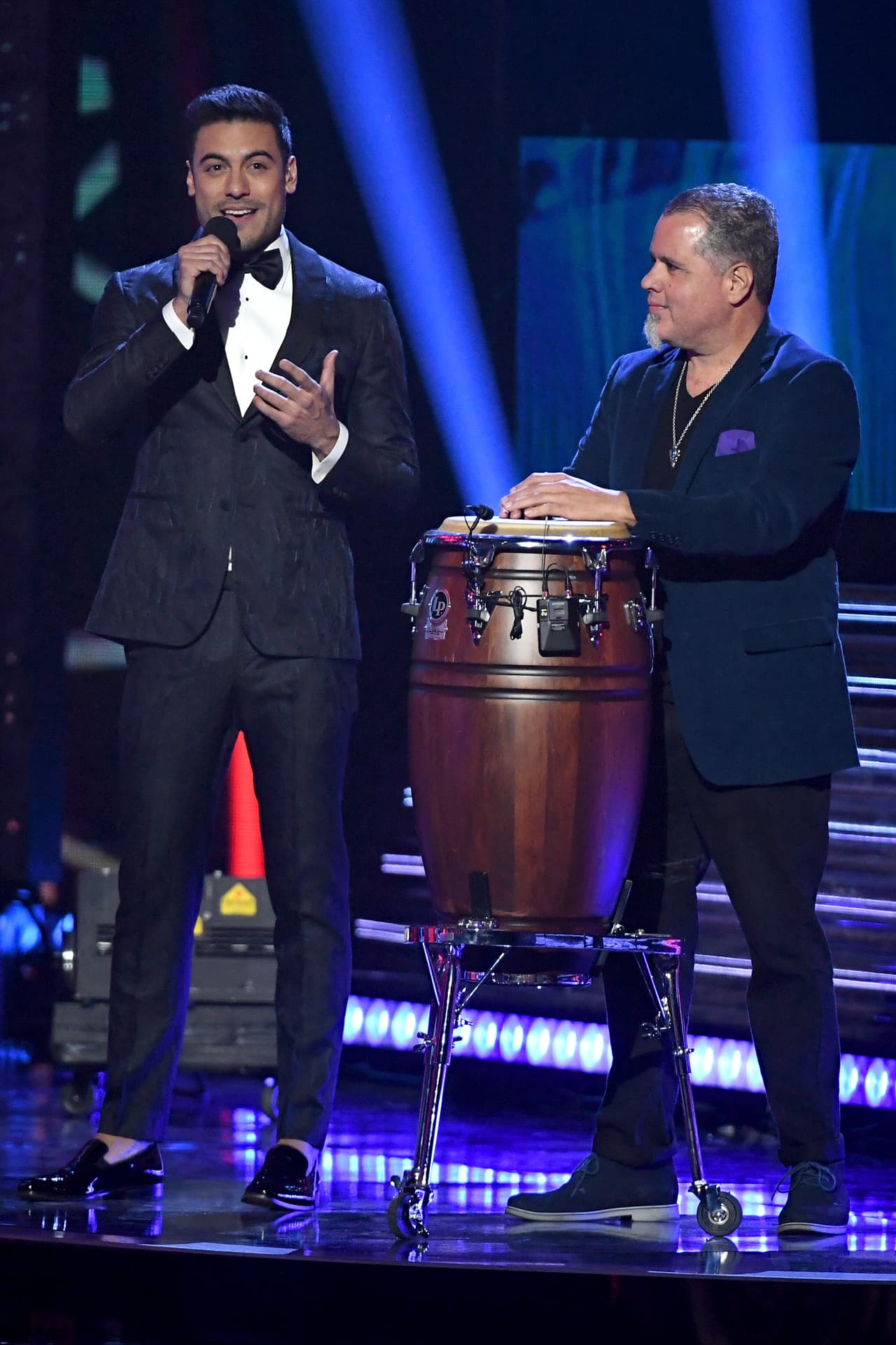 Además de dar de qué hablar por ser el presentador de la gala, Carlos Rivera también lo hizo por bailar sobre el escenario con Ana de la Reguera y por la peculiar manera, con canto incluido, en que presentó el Latin GRAMMY para el salsero Víctor Manuelle.