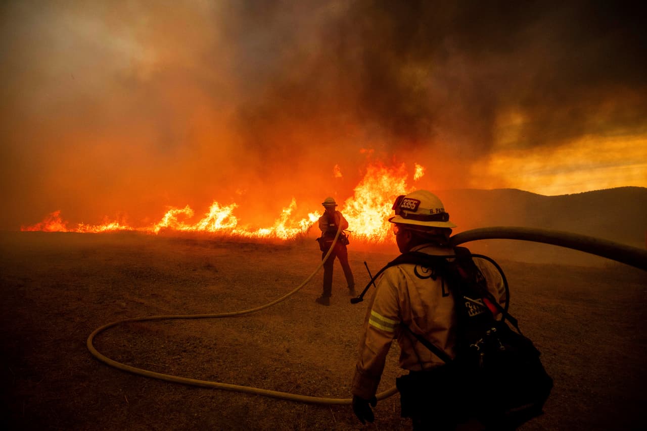 El jefe de bomberos del condado de Los Ángeles, Anthony Marrone, informó que más de
<b> 4,000 bomberos están trabajando incansablemente </b>para combatir el incendio, junto con el apoyo de 1,200 policías.