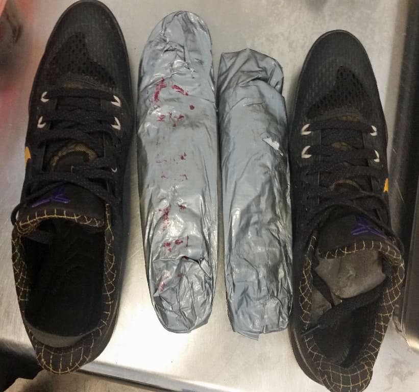 Un joven de 18 años de edad, fue detenido cuando cruzo con más de una libra de heroína metida en forma de plantilla dentro de los zapatos.