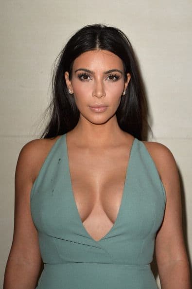 Las modas que luce Kim Kardashian siempre son tema de conversación entre los ‘fashionistas’. Y nos es para menos, ya que a Kim le encanta lucir sus curvas en confecciones ceñidas al cuerpo y escotes que dejan muy poco a la imaginación. Aquí recorremos los ‘looks’ donde Kim K ha presumido su tremenda “pechonalidad”. ¿Quieres ver más? las mejores del mundo del entretenimiento aquí